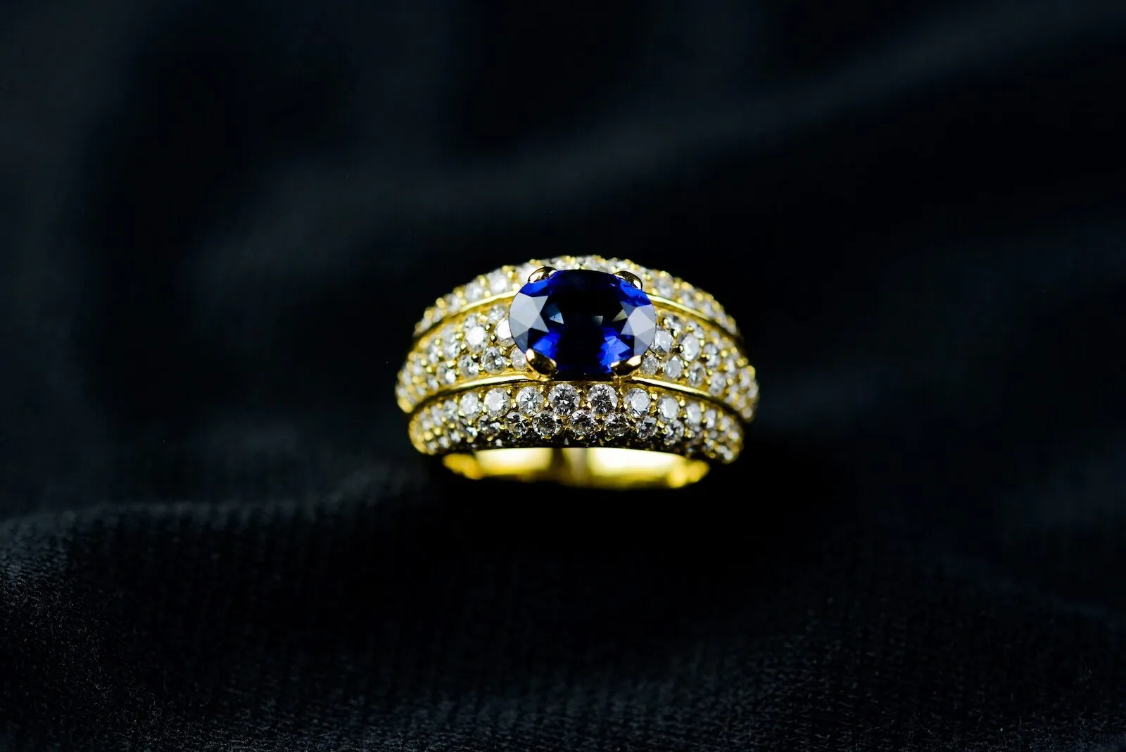 Bague en or jaune, diamant et saphir, création Joaillerie Brunner à Nancy