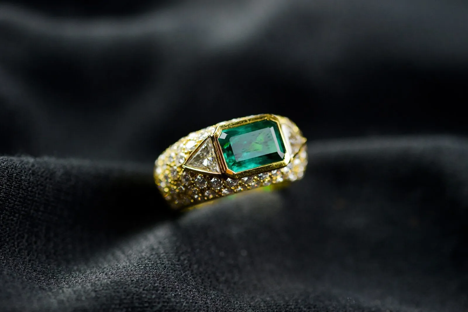 Bague en or jaune sertie d’une émeraude, création Joaillerie Brunner à Nancy