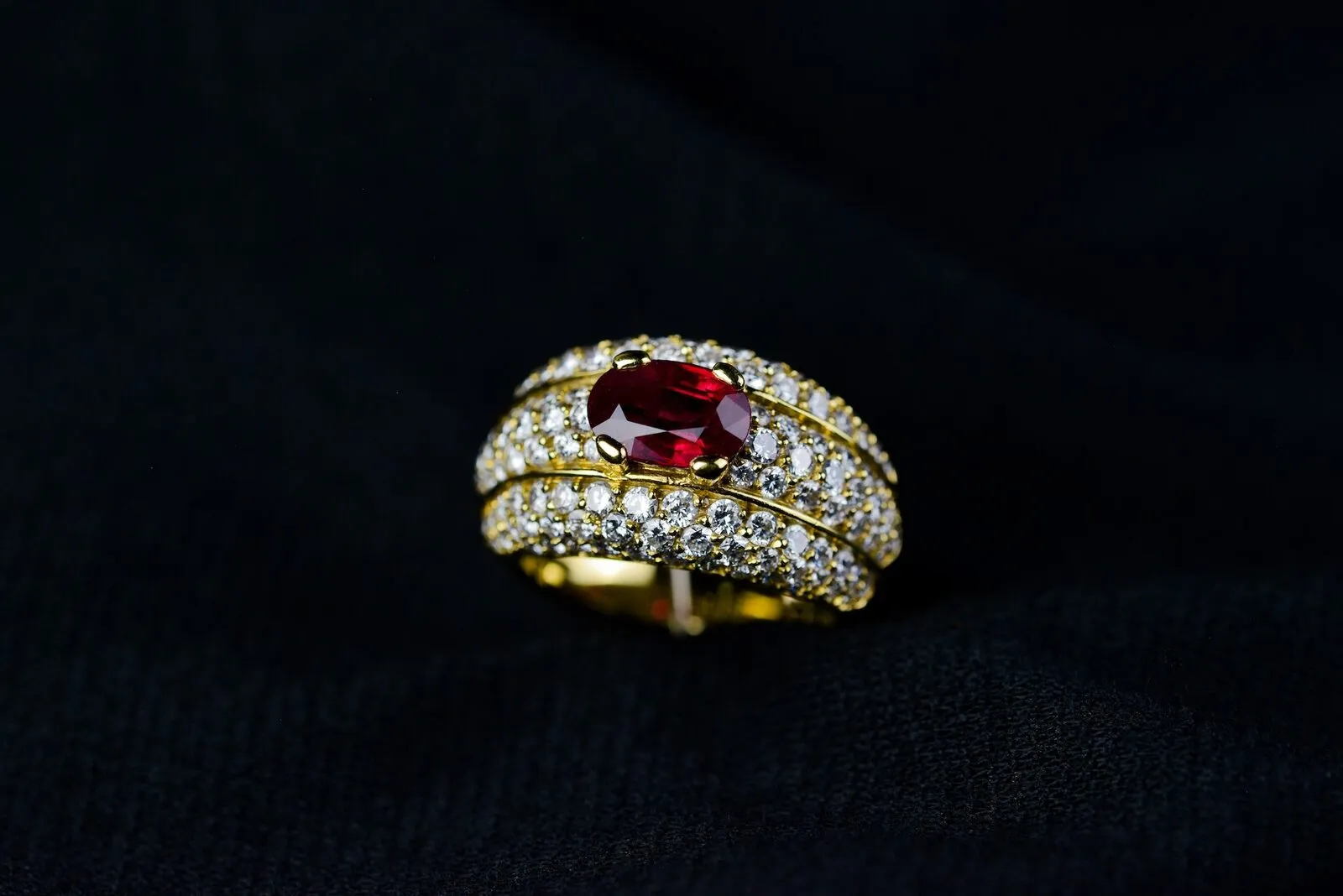 Bague en or jaune, rubis et diamant, création Joaillerie Brunner à Nancy