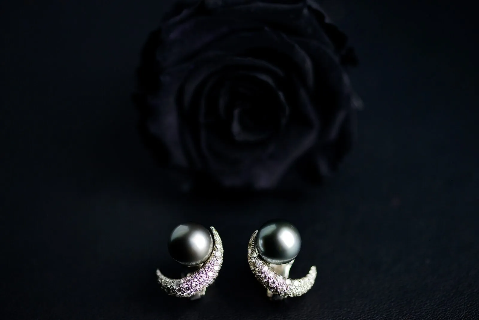 Boucles d’oreilles en or blanc, diamants et perles de Tahiti, création Joaillerie Brunner à Nancy