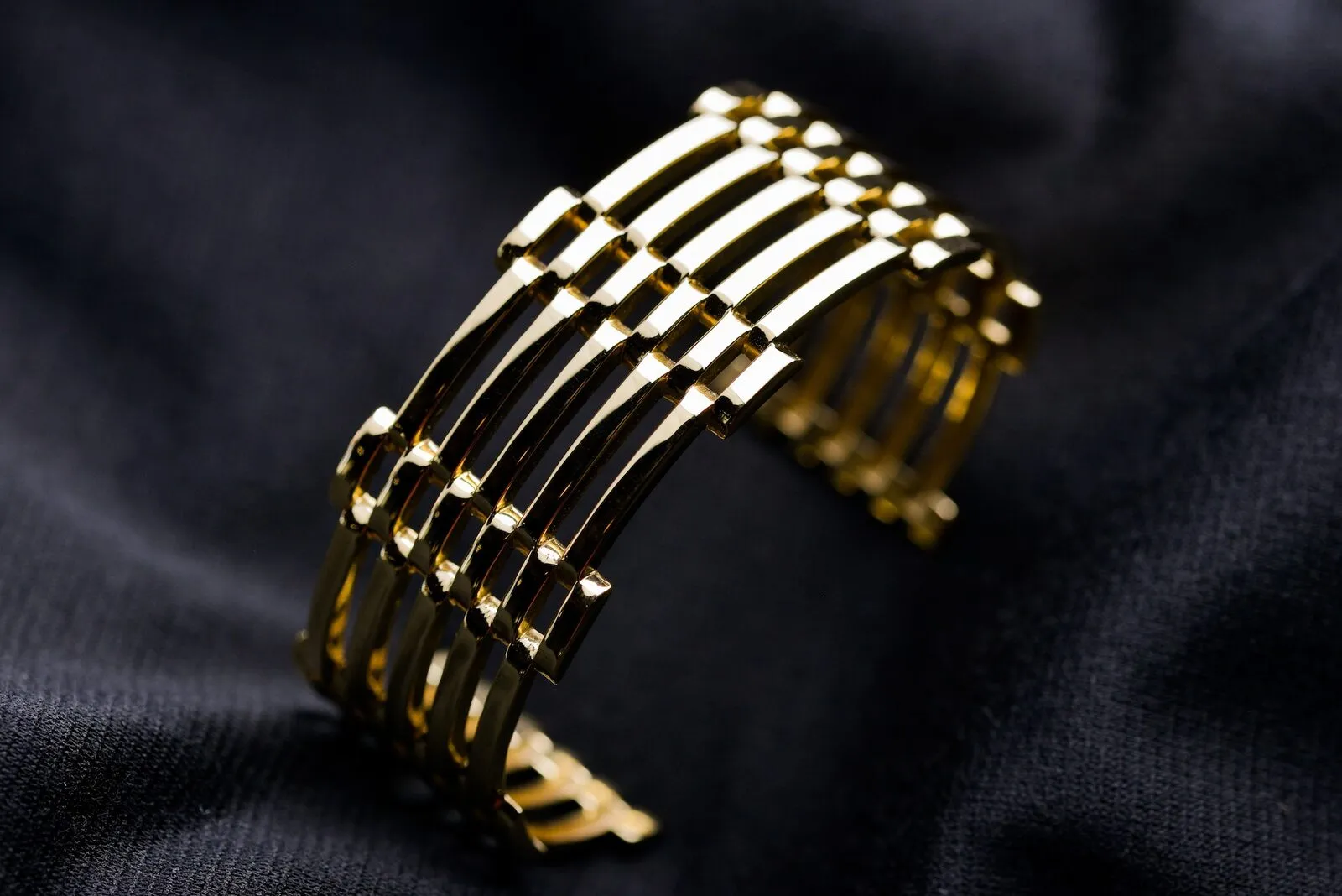 Manchette en or jaune « Benjamin », création Joaillerie Brunner à Nancy